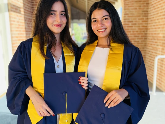 spring 25 grads posed in a pair