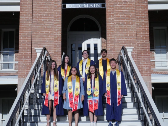 spring 25 grads at old main